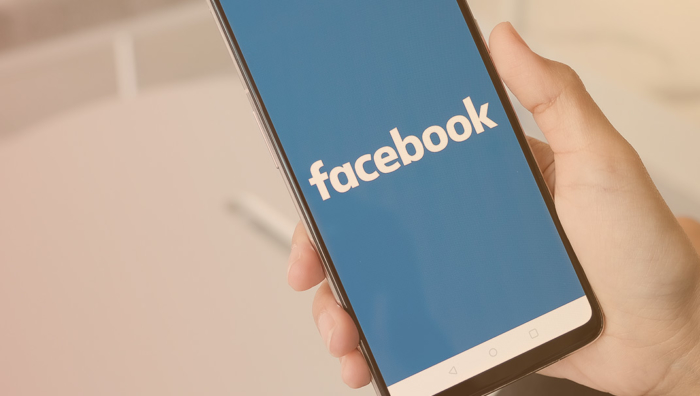 telefon z aktywną aplikacją facebook