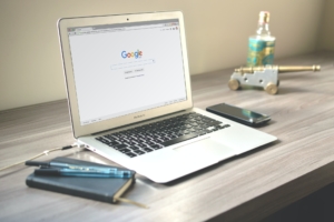 Laptoop z wyszukiwarką Google